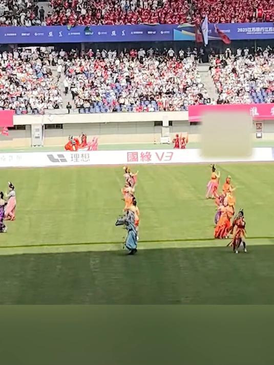 NG娱乐-爆冷首场状态出色，RNG观众沸腾！，莱万多夫斯基重返赛场赛场气氛高涨(上气不接下气形容非常慌张或恼怒)